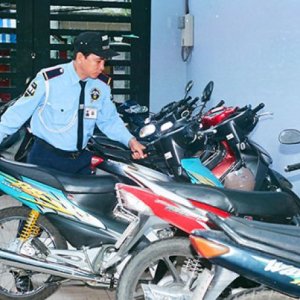 NHÂN VIÊN GIỮ XE